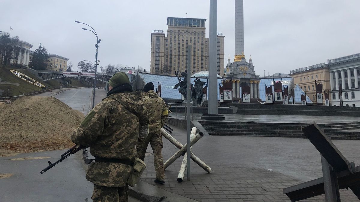 Korespondent Novinek z Kyjeva: Město se mění v pevnost, všude rostou barikády